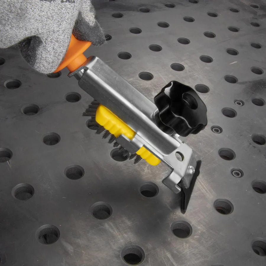 Drátěný kartáč se škrabkou a ergonomickou rukojetí