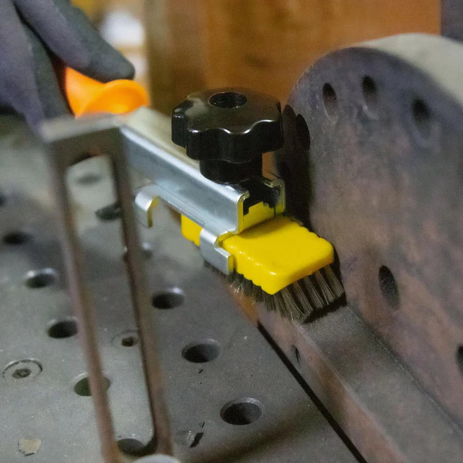 Drátěný kartáč se škrabkou a ergonomickou rukojetí